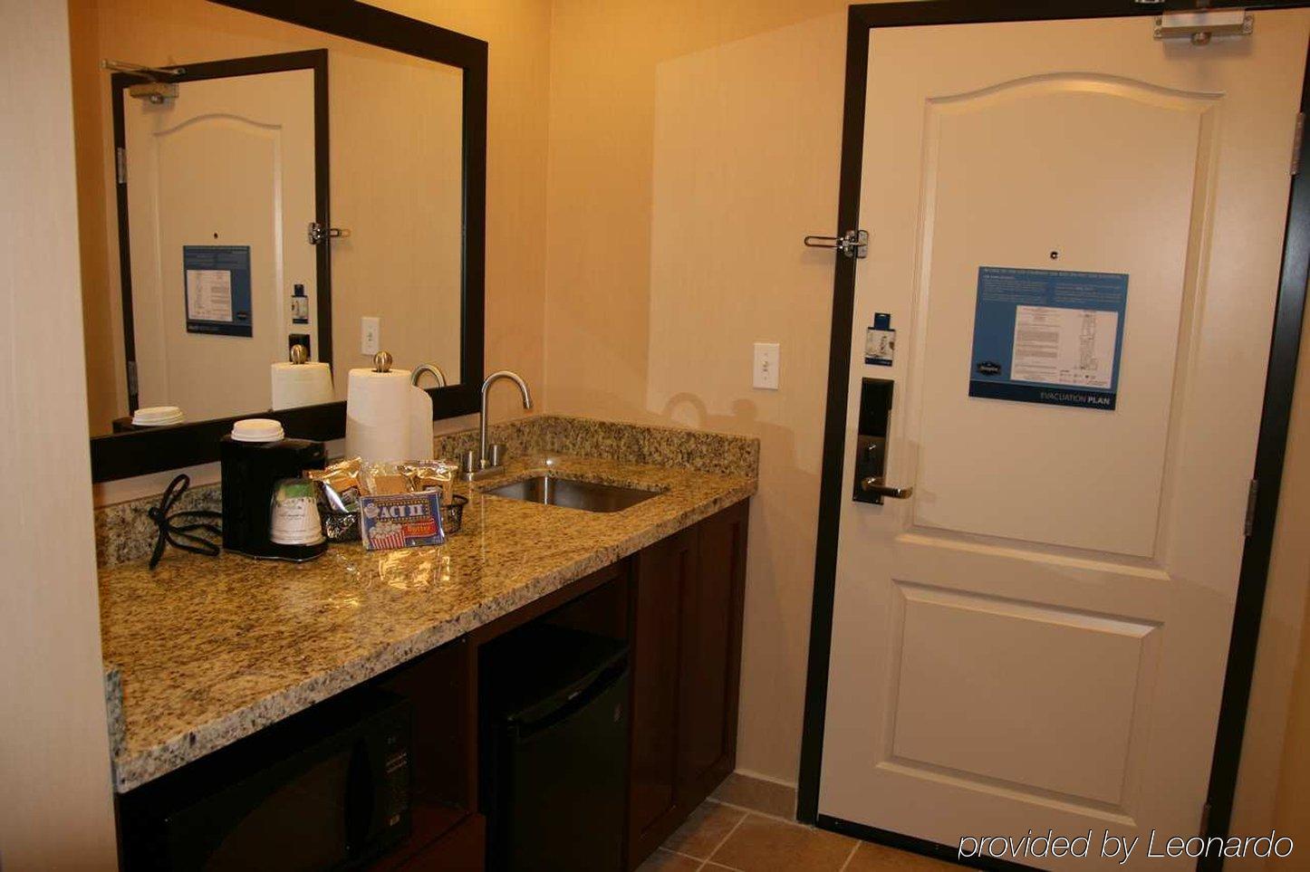 Hampton Inn & Suites New Castle, Pa Room photo